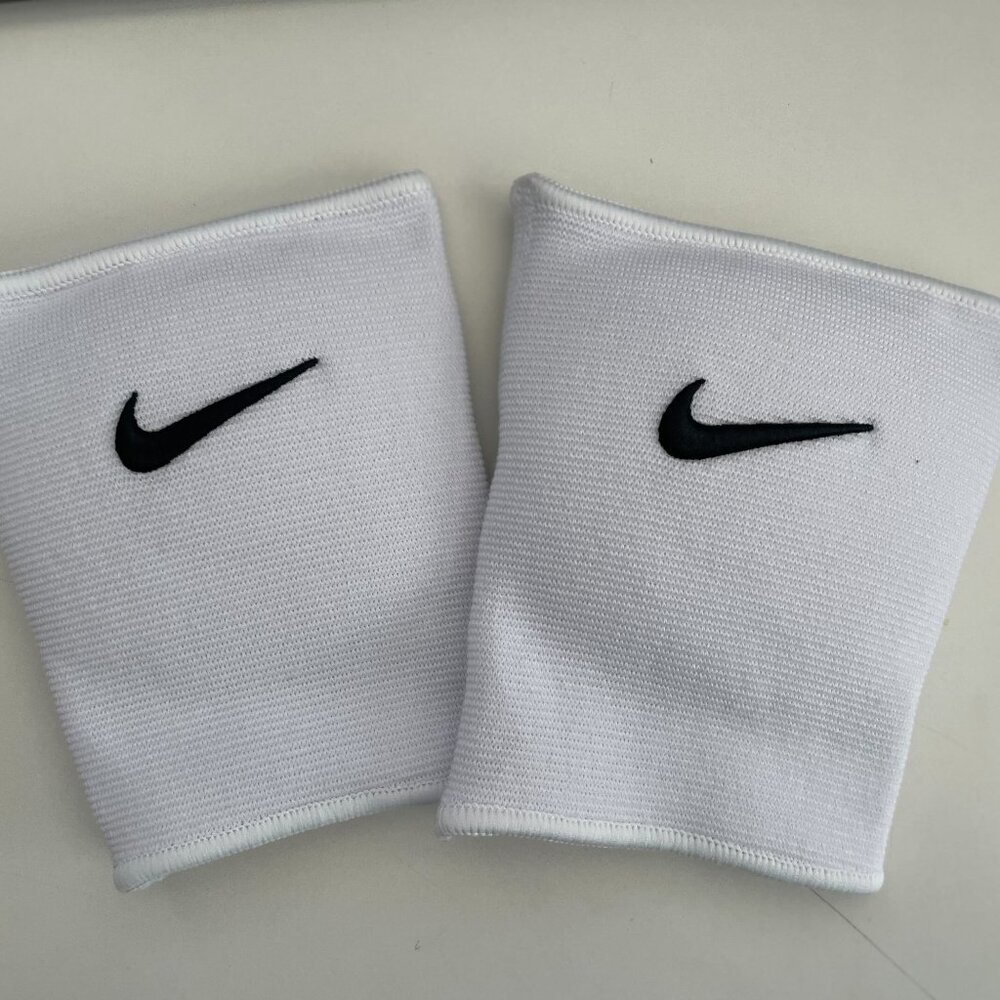 COPY - COPY - Nike Essentials Volleyball Knee Pads - M/L
